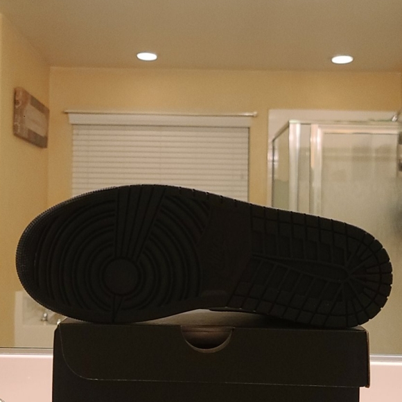 AIR JORDAN 1 MID SE 'METALLIC GOLD' - Picture 3 of 8